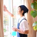 窓ふきをする女性