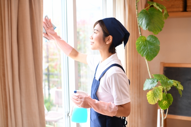 窓ふきをする女性