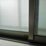窓に貼った断熱シート