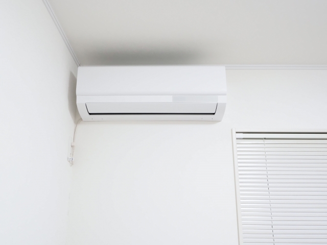 部屋に取り付けられたエアコン