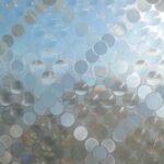 窓に貼られたドット柄のガラスフィルム