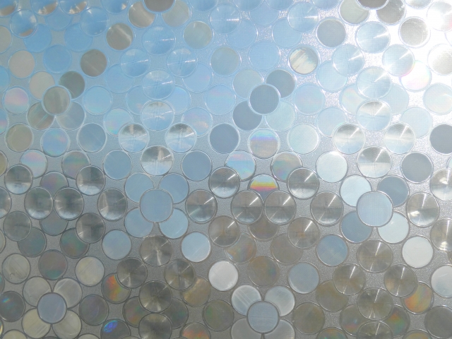 窓に貼られたドット柄のガラスフィルム