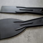 古い窓フィルム剥がしに有効なプラスチックのスクレーパー