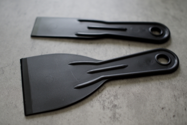 古い窓フィルム剥がしに有効なプラスチックのスクレーパー