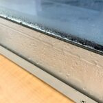 カビの原因になる結露を放置したサッシ