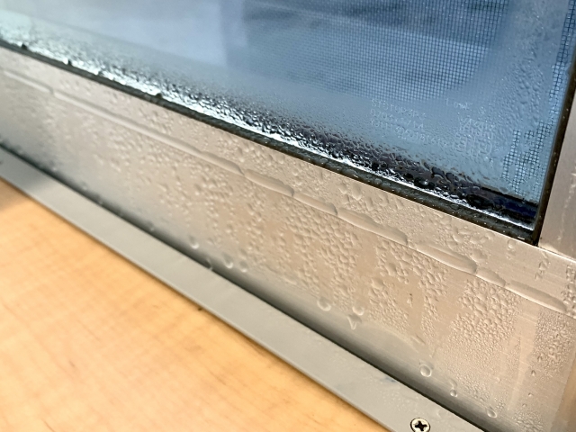カビの原因になる結露を放置したサッシ