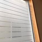 窓ガラスフィルムが貼られた窓