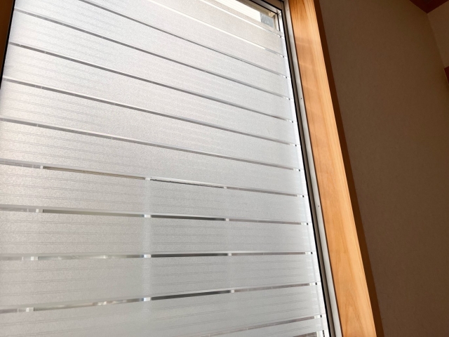 窓ガラスフィルムが貼られた窓