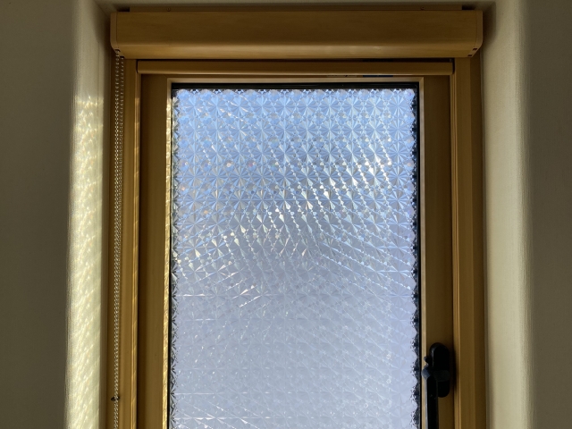 目隠し効果のある窓フィルムを貼った窓