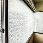 模様入りの断熱フィルムを貼った窓