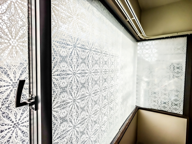 模様入りの断熱フィルムを貼った窓